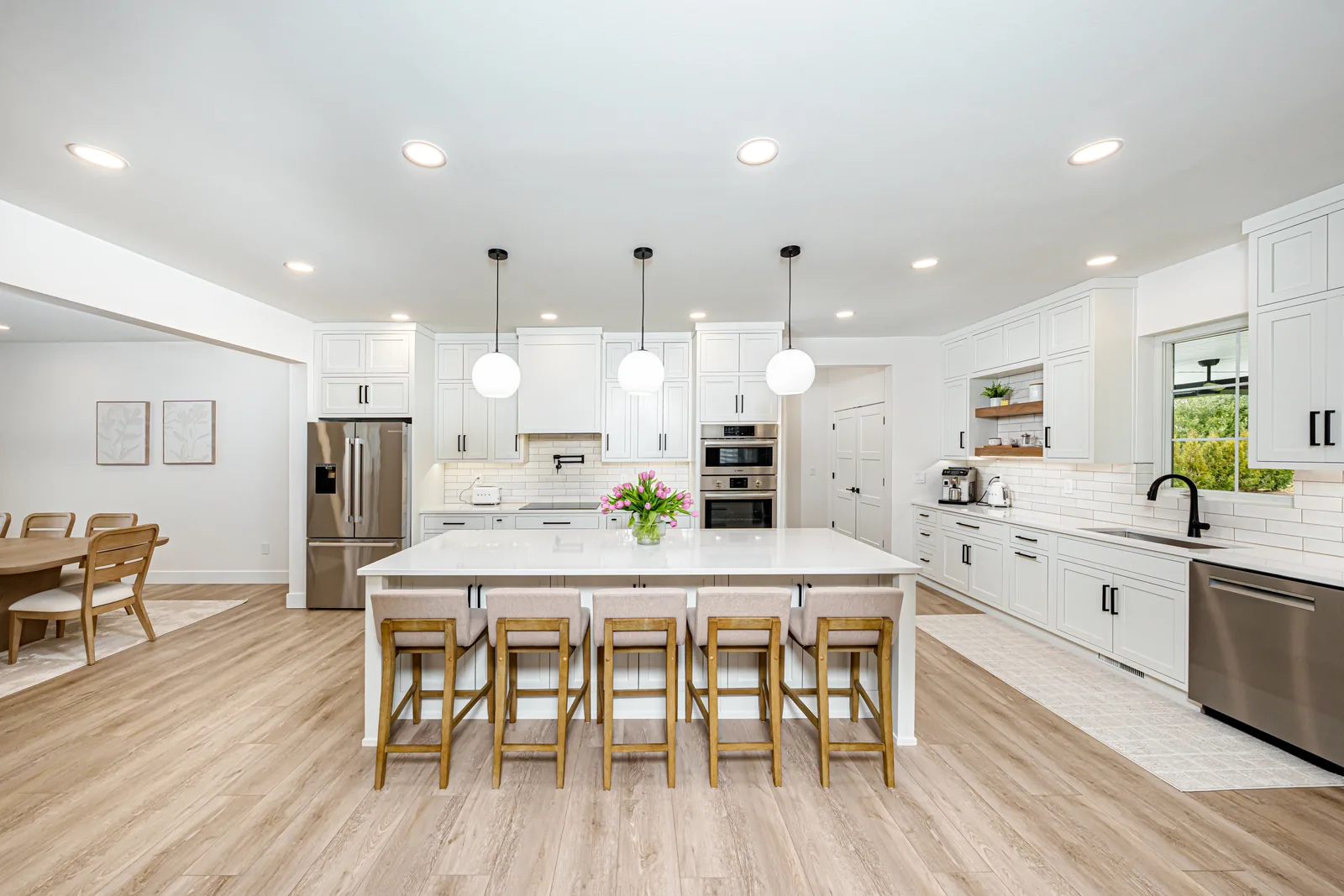 Birchwood Residence — Kitchen island and breakfast seating